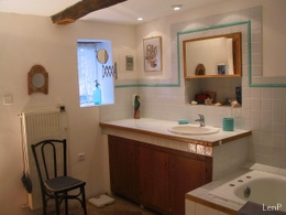 Pic: Large bathroom